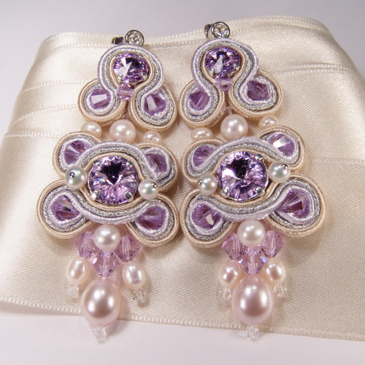 Soutache-Ohrringe mit Perlen in Violett – Anfertigung auf Anfrage