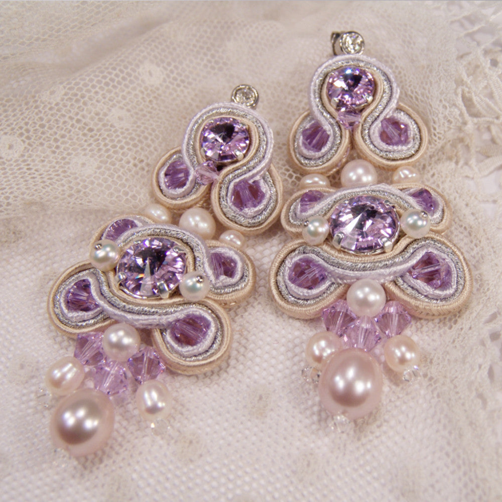 Soutache-Ohrringe mit Perlen in Violett – Anfertigung auf Anfrage
