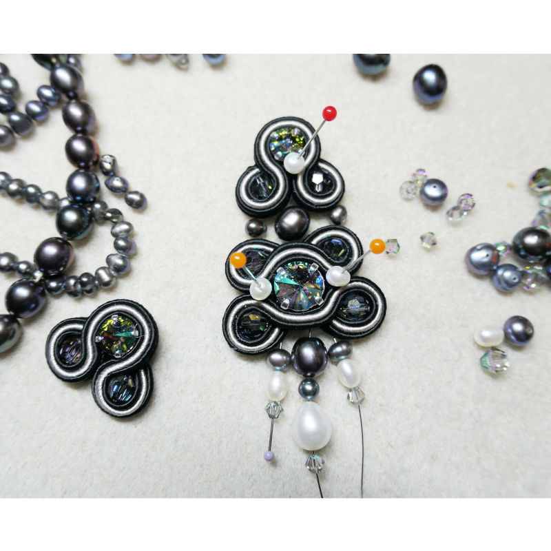Opulente Soutache-Ohrringe in Schwarz mit echten Perlen