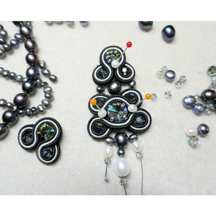 Opulente Soutache-Ohrringe in Schwarz mit echten Perlen