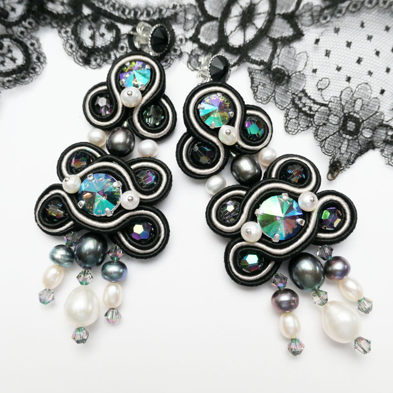 Opulente Soutache-Ohrringe in Schwarz mit echten Perlen