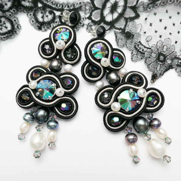 Opulente Soutache-Ohrringe in Schwarz mit echten Perlen
