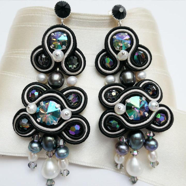 Opulente Soutache-Ohrringe in Schwarz mit echten Perlen