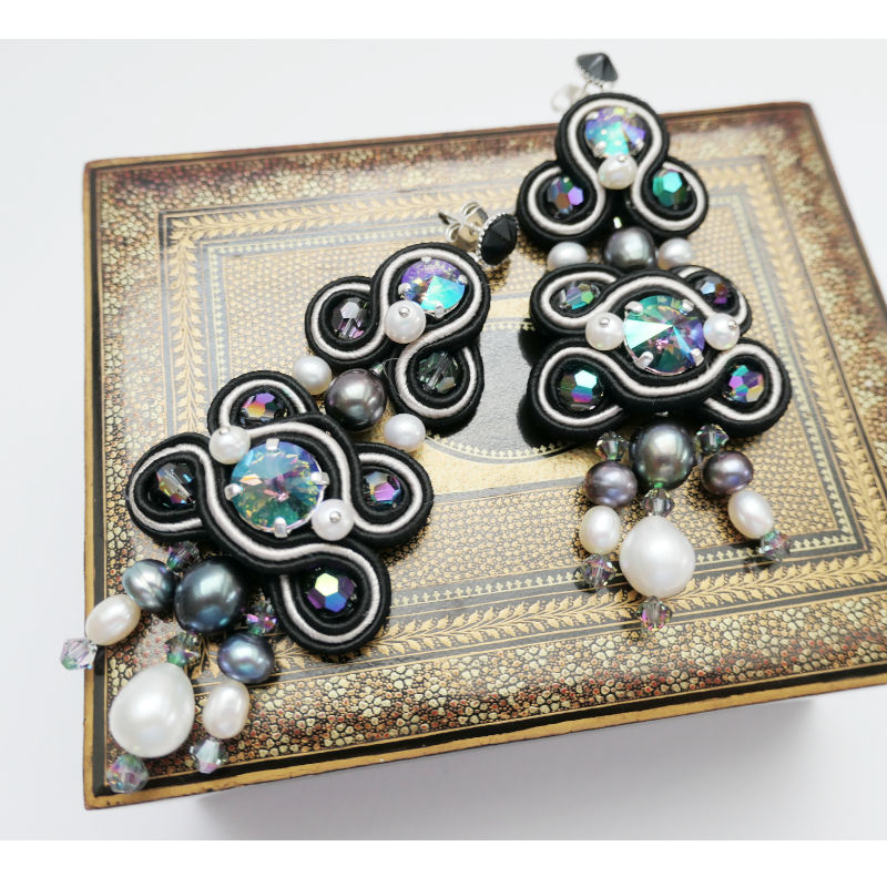 Opulente Soutache-Ohrringe in Schwarz mit echten Perlen