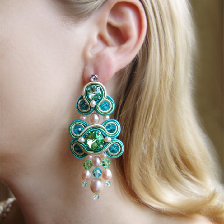 Handgenähte Soutache-Ohrringe in Türkis mit Süßwasserperlen