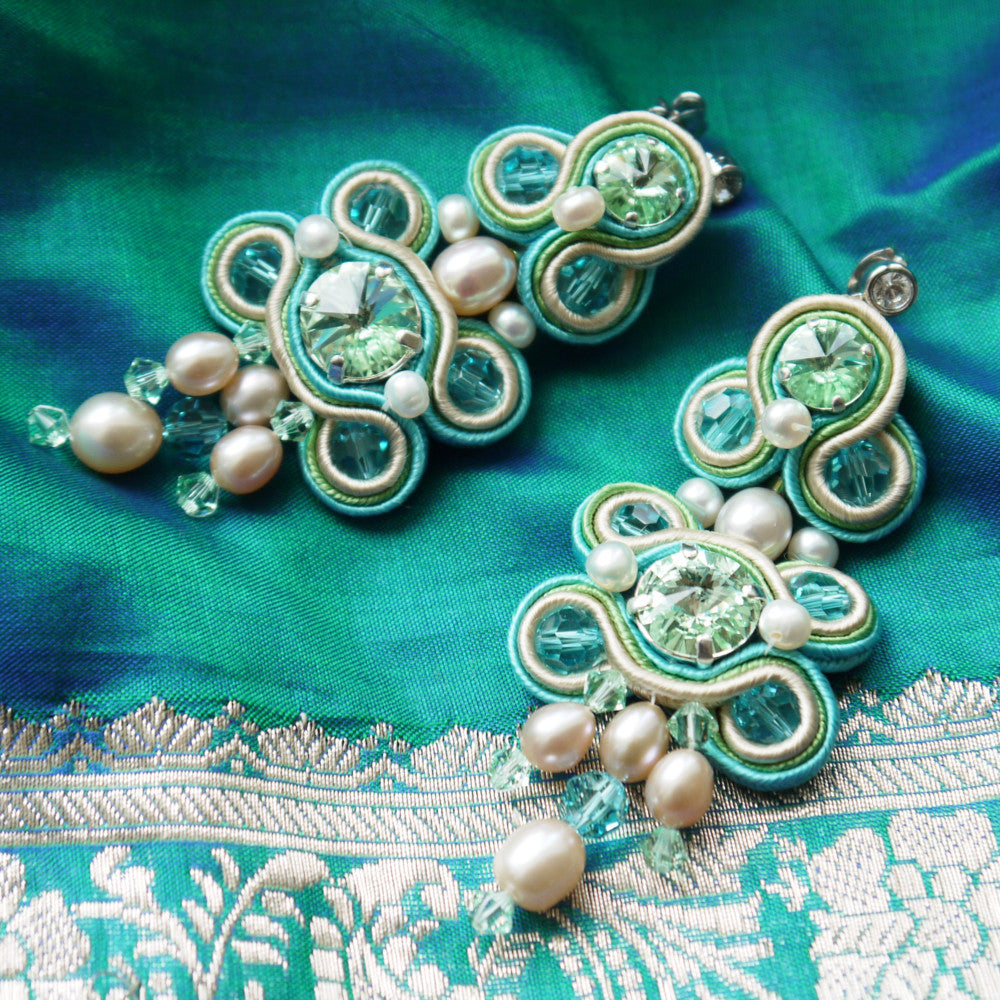 Handgenähte Soutache-Ohrringe in Türkis mit Süßwasserperlen