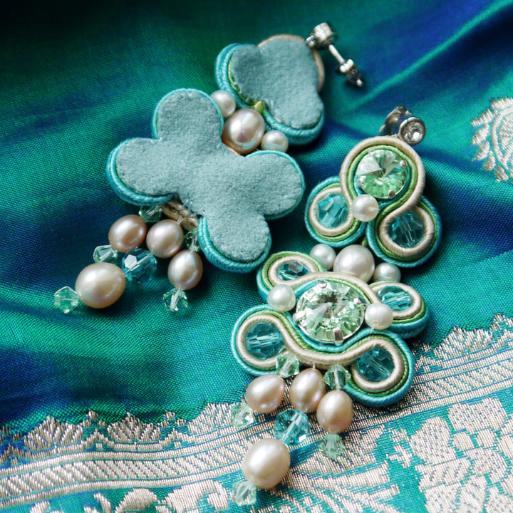 Handgenähte Soutache-Ohrringe in Türkis mit Süßwasserperlen