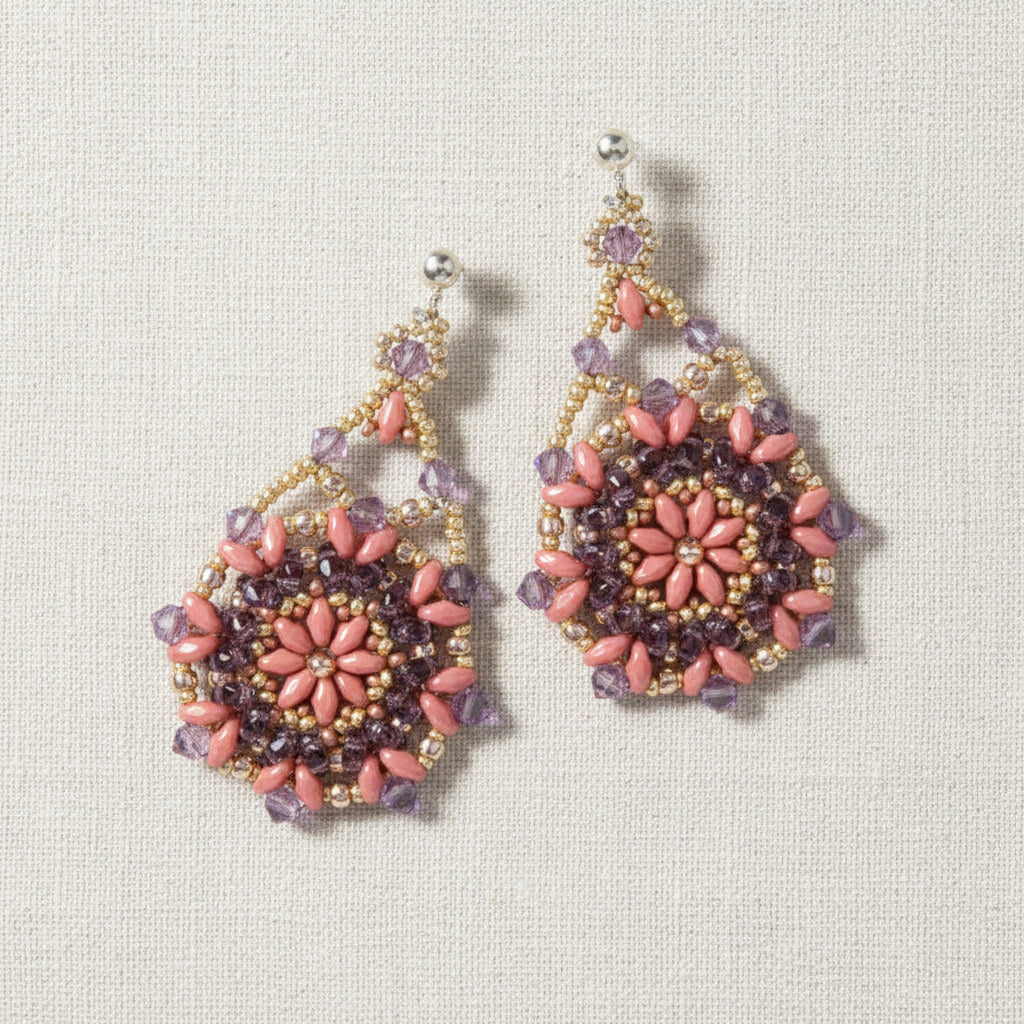 Bunte Sommer-Ohrringe in Rosa und Lila mit Kristallen