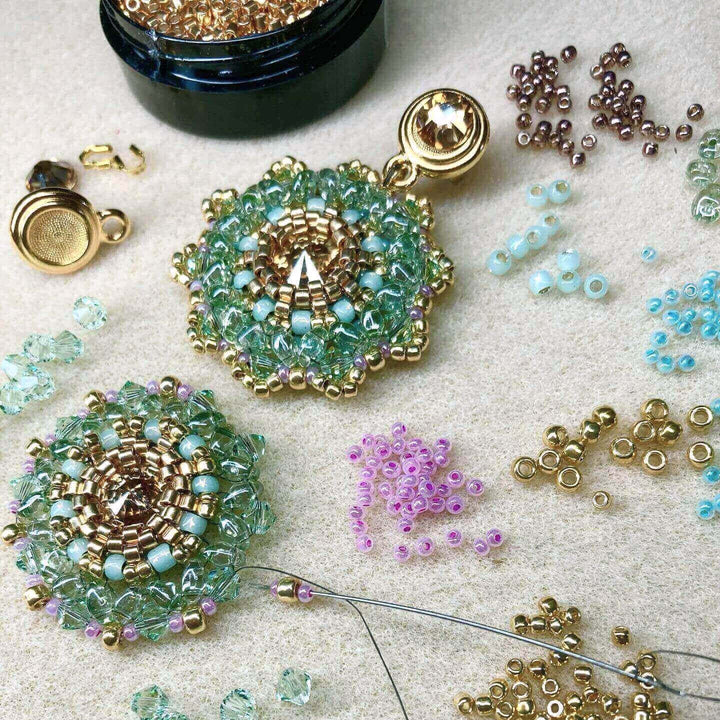 Große Perlenohrringe in Lindgrün mit Swarovski Kristallen