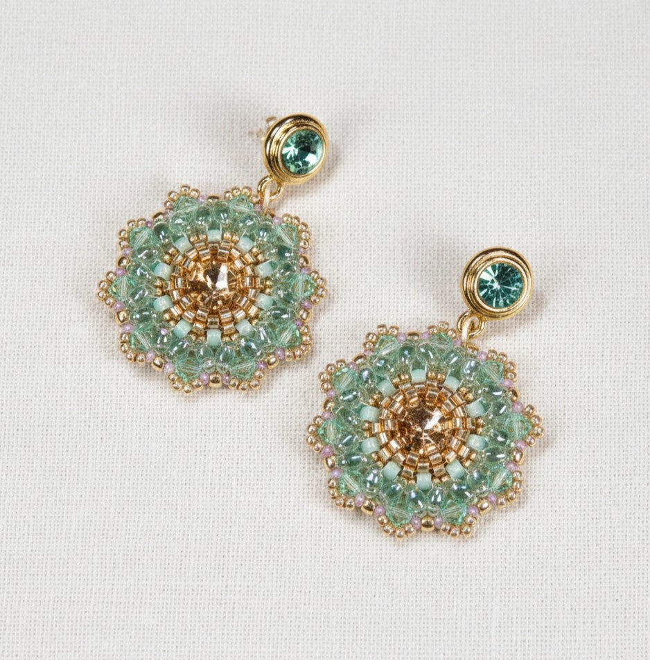 Große Perlenohrringe in Lindgrün mit Swarovski Kristallen