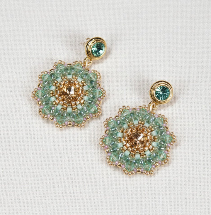Große Perlenohrringe in Lindgrün mit Swarovski Kristallen
