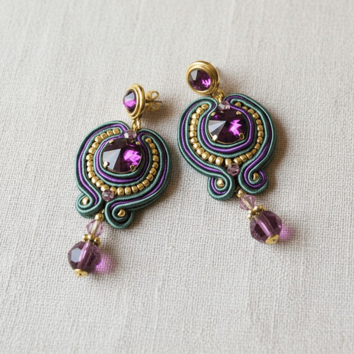 Soutache-Ohrringe mit Swarovski Kristallen in Violett und Grün