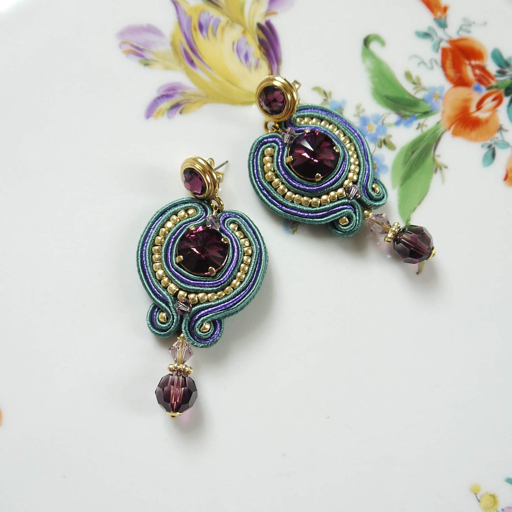 Soutache-Ohrringe mit Swarovski Kristallen in Violett und Grün