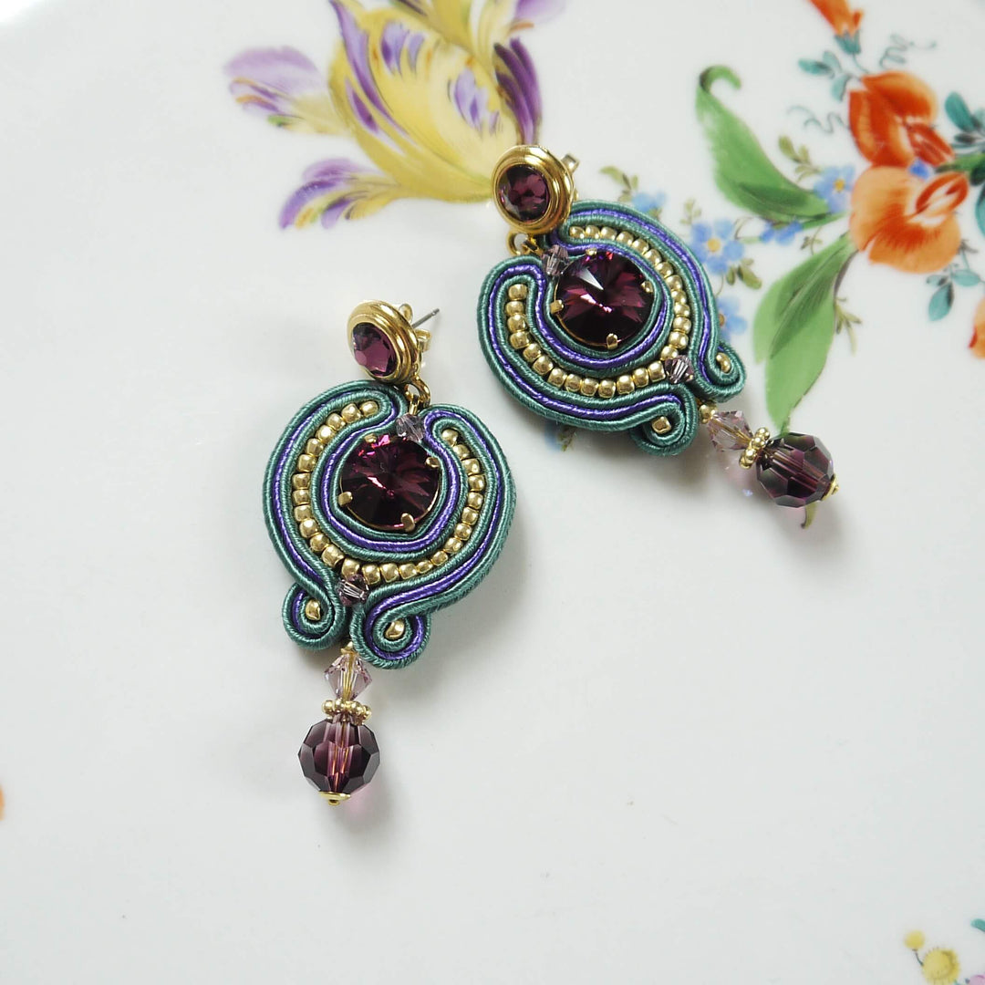 Soutache-Ohrringe mit Swarovski Kristallen in Violett und Grün
