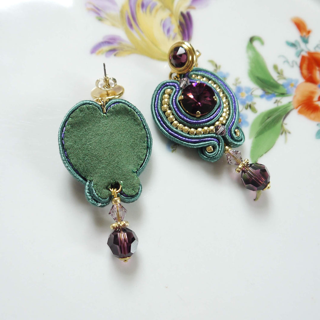 Soutache-Ohrringe mit Swarovski Kristallen in Violett und Grün