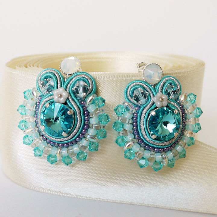 Türkis-Silberne Soutache-Ohrringe mit Swarovski Kristallen