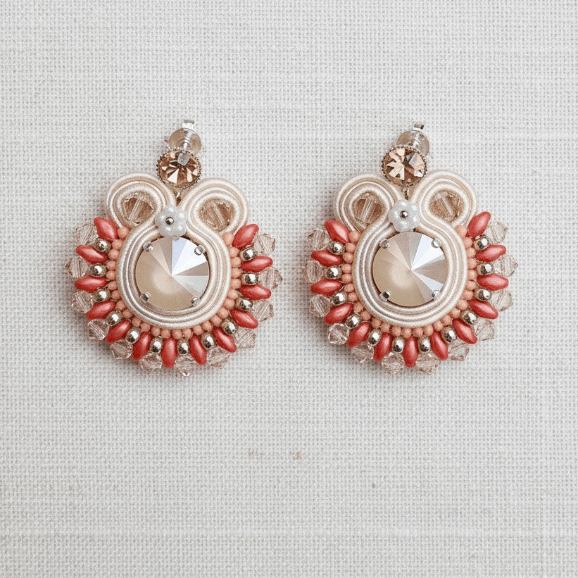 Soutache-Ohrringe in Korall und Elfenbein mit Kristallen