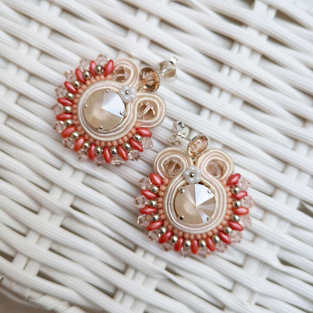 Soutache-Ohrringe in Korall und Elfenbein mit Kristallen