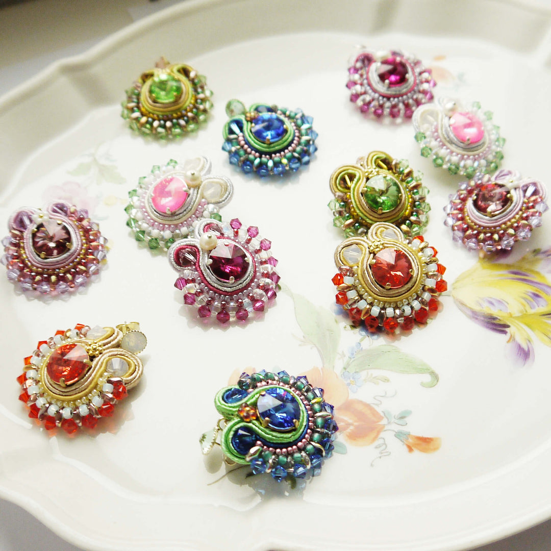 Runde Soutache Ohrringe in vielen Farben mit Swarovski Kristallen