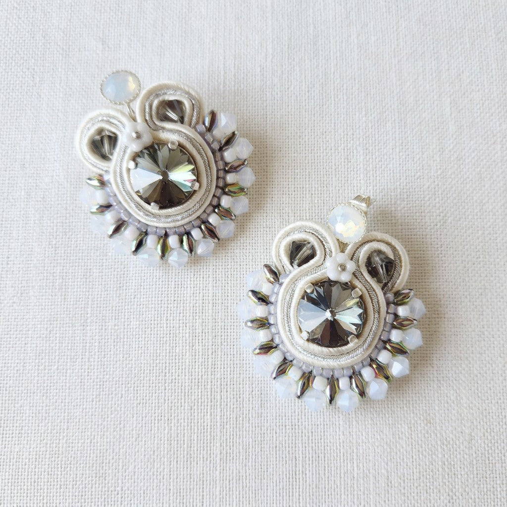 Runde Soutache-Ohrringe in Grau und Silber