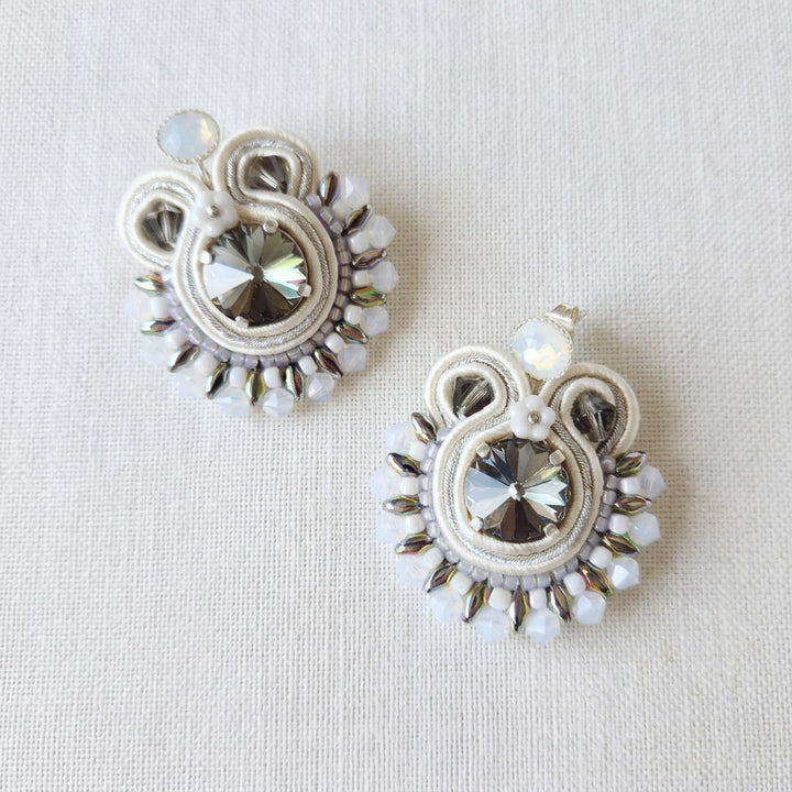 Runde Soutache-Ohrringe in Grau und Silber