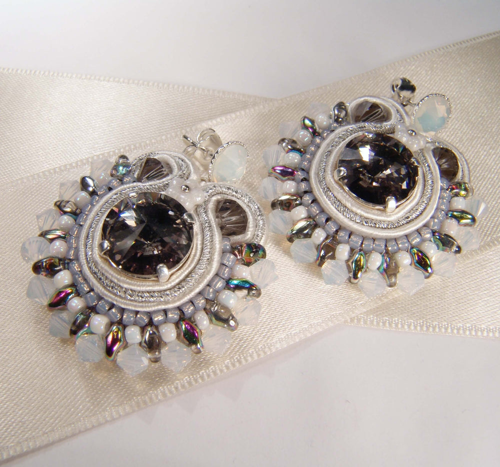 Runde Soutache-Ohrringe in Grau und Silber
