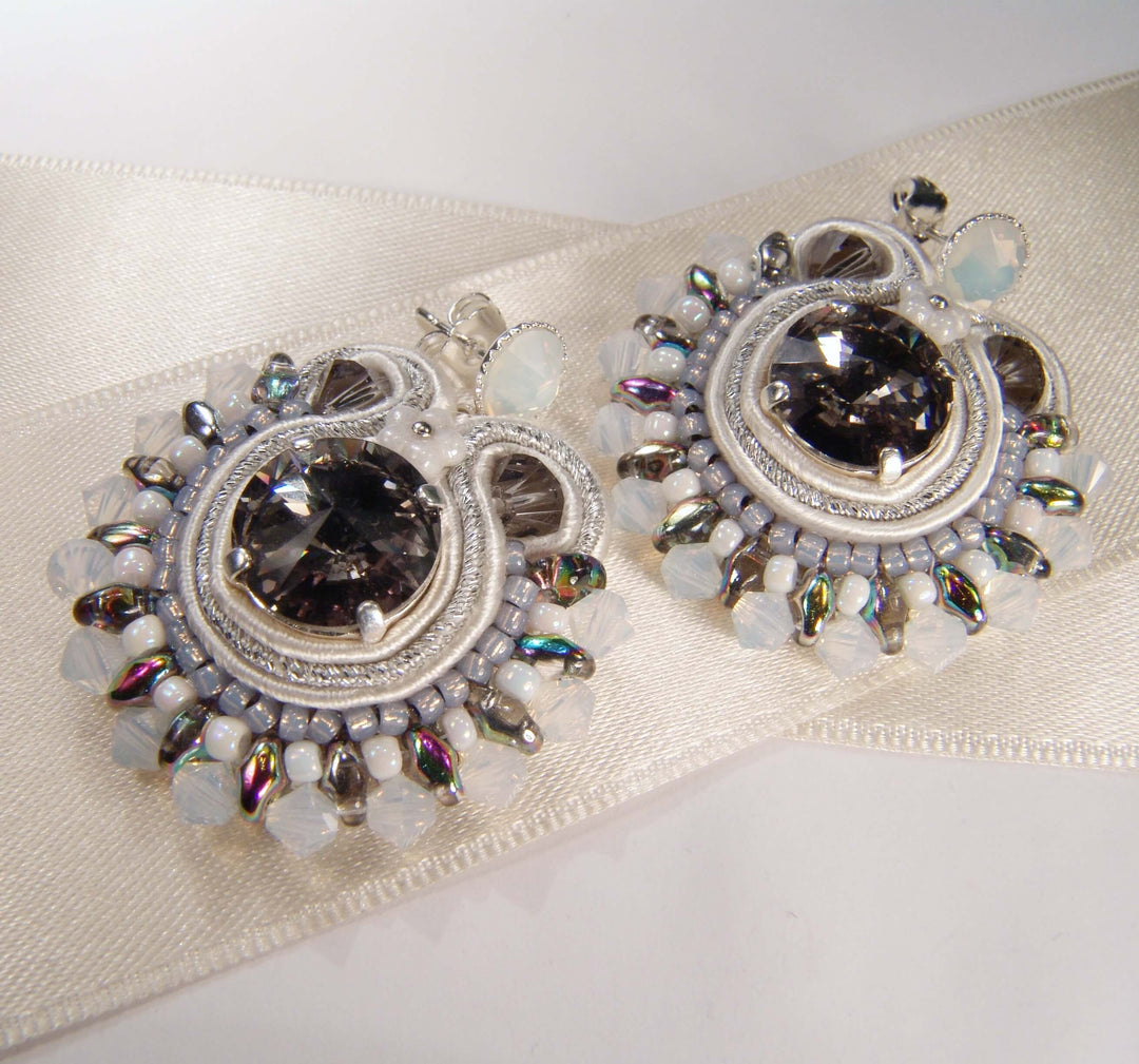 Runde Soutache-Ohrringe in Grau und Silber