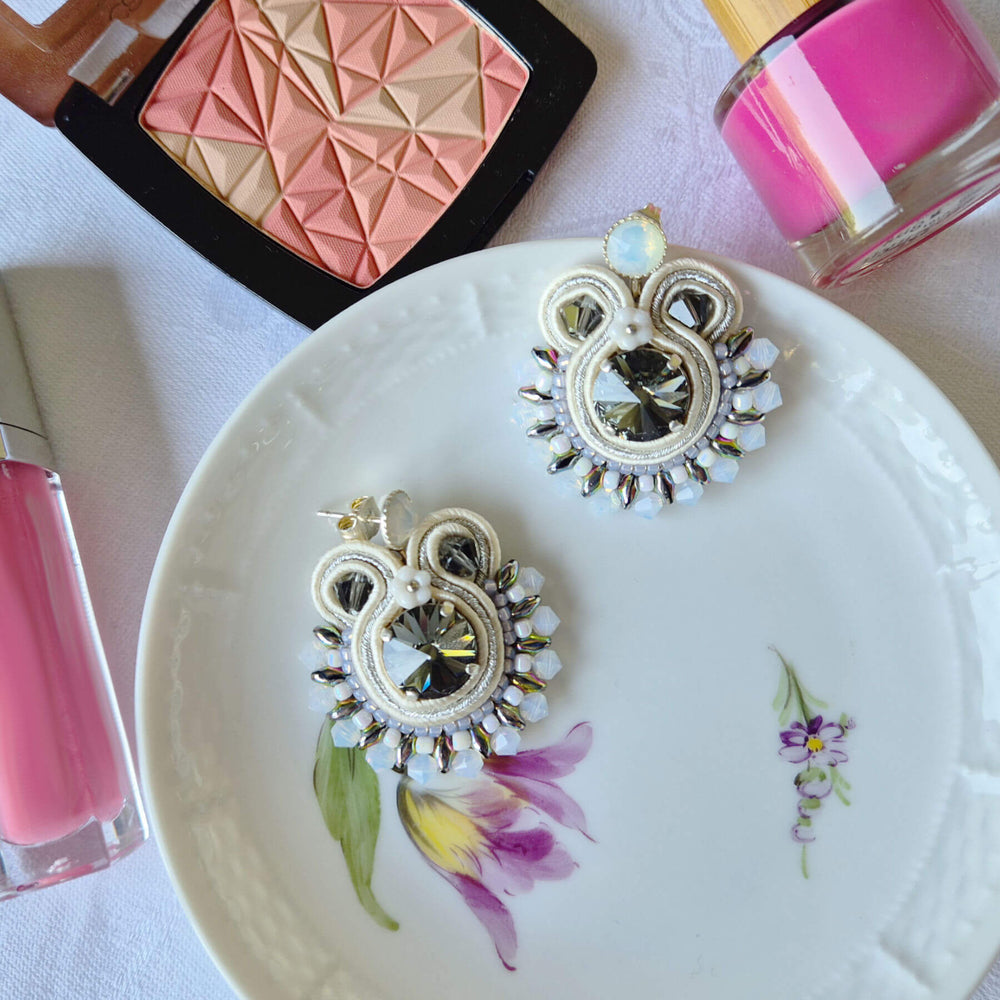 Runde Soutache-Ohrringe in Grau und Silber