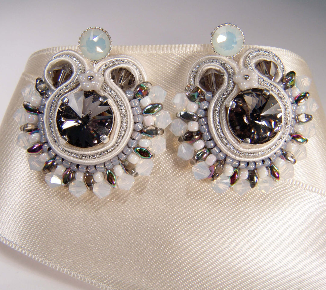 Runde Soutache-Ohrringe in Grau und Silber