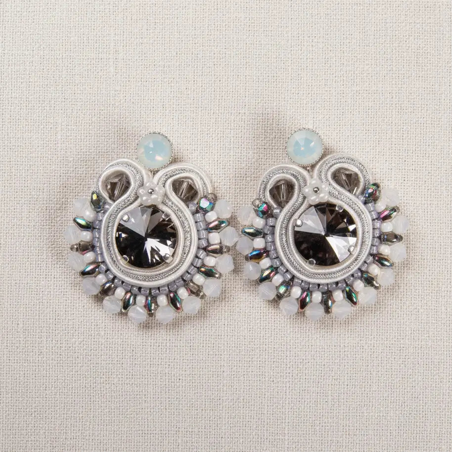 Runde Soutache-Ohrringe in Grau und Silber