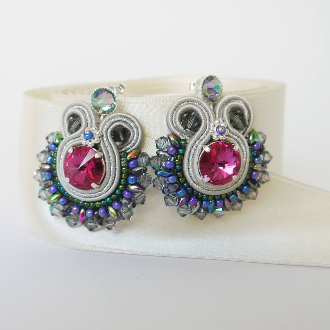 Runde Soutache-Ohrringe in Grau-Silber mit bunten Akzenten