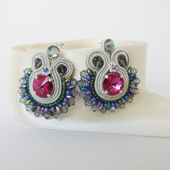 Runde Soutache-Ohrringe in Grau-Silber mit bunten Akzenten