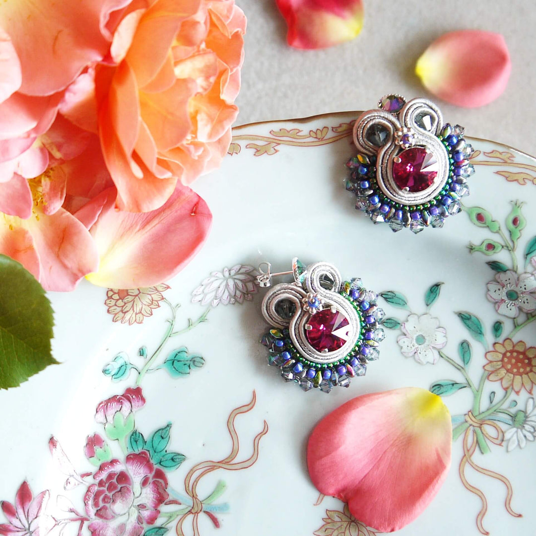 Runde Soutache-Ohrringe in Grau-Silber mit bunten Akzenten