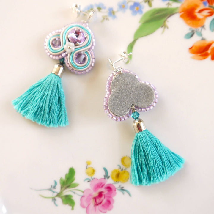Handgenähte Quasten-Ohrringe in Türkis und Lila mit Swarovski Kristallen.