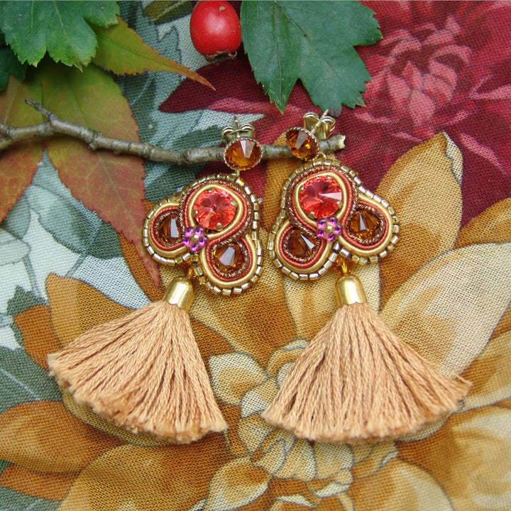Quasten-Ohrringe aus Soutache mit Swarovski Kristallen