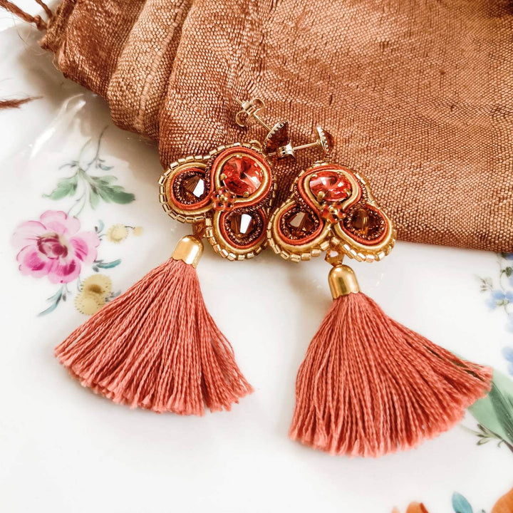 Ohrringe mit Quaste und Soutache in Orange