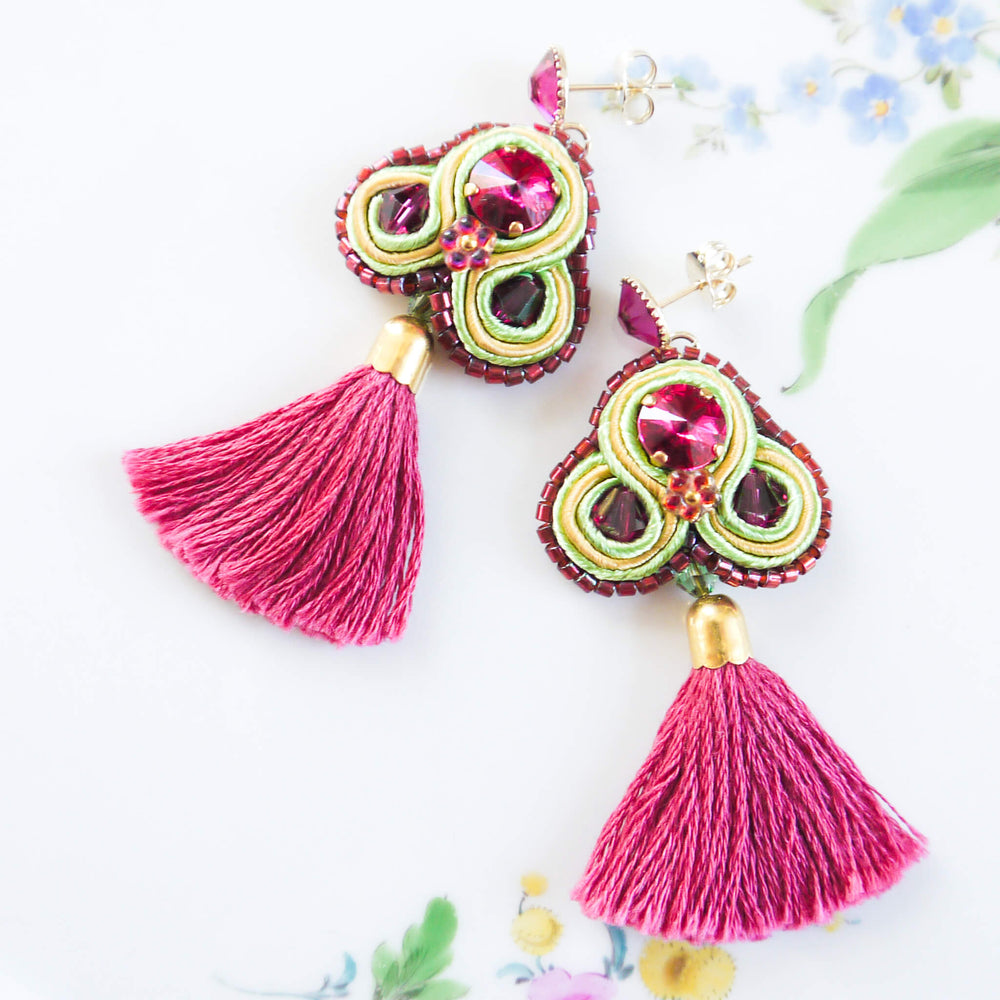 Fuchsia Quasten-Ohrringe aus Soutache mit Kristallen