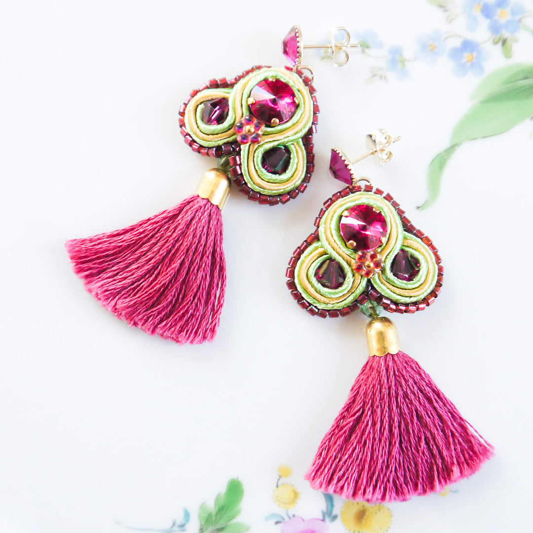 Fuchsia Quasten-Ohrringe aus Soutache mit Kristallen