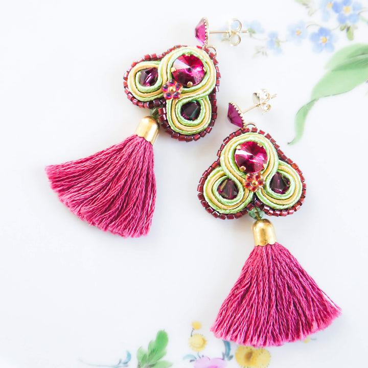 Fuchsia Quasten-Ohrringe aus Soutache mit Kristallen