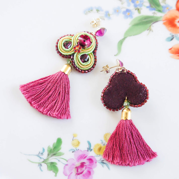 Fuchsia Quasten-Ohrringe aus Soutache mit Kristallen