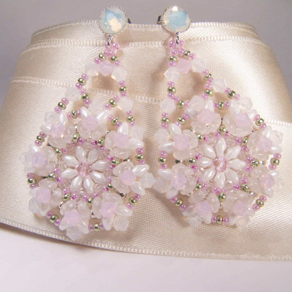 Lange Festival-Ohrringe in Pastell-Rosa und Weiß mit Rocailles
