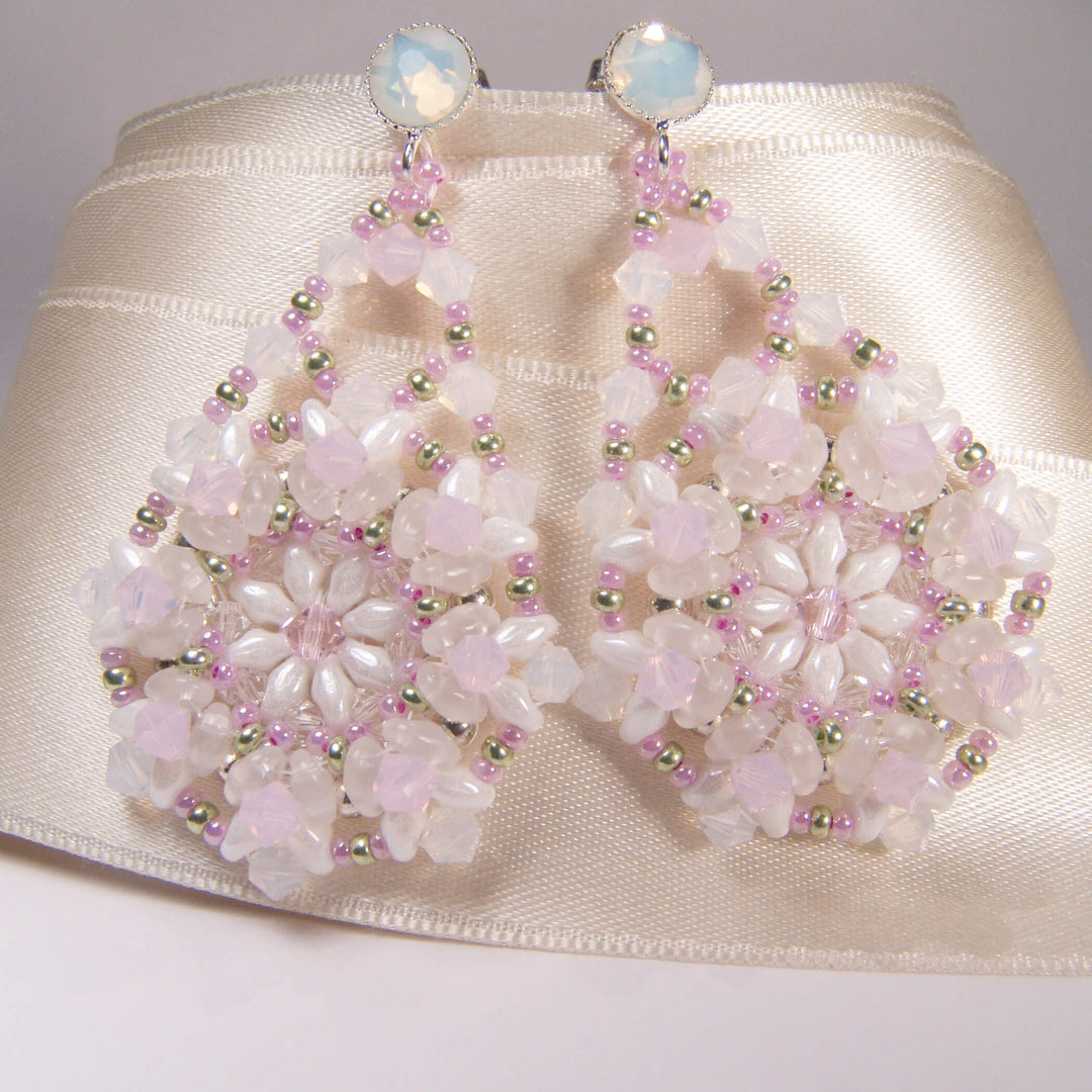 Lange Festival-Ohrringe in Pastell-Rosa und Weiß mit Rocailles