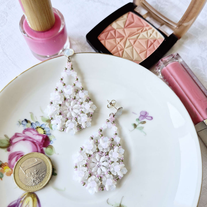 Lange Festival-Ohrringe in Pastell-Rosa und Weiß mit Rocailles