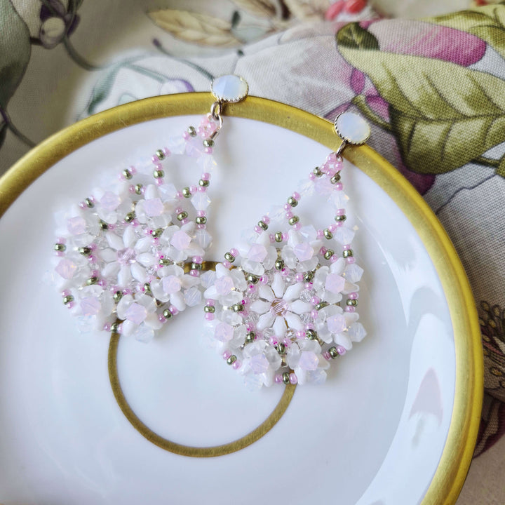 Lange Festival-Ohrringe in Pastell-Rosa und Weiß mit Rocailles