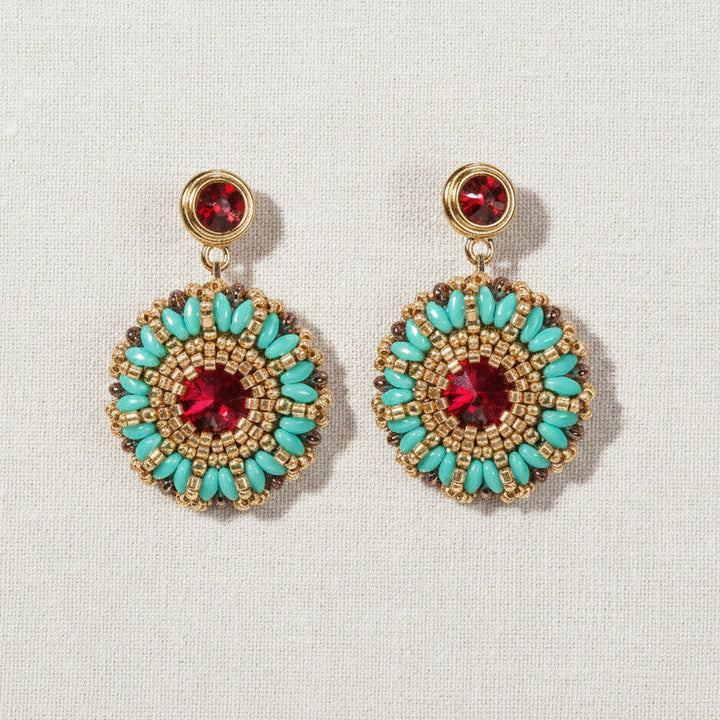 Türkis-goldene Rocailles-Ohrringe mit roten Swarovski Kristallen