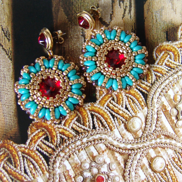 Türkis-goldene Rocailles-Ohrringe mit roten Swarovski Kristallen