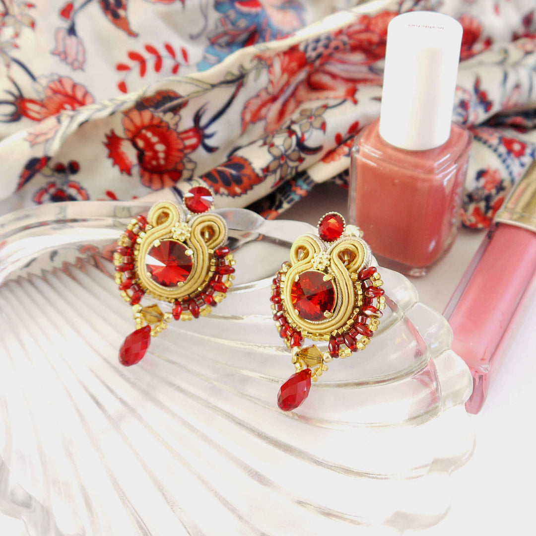 Soutache-Statement-Ohrringe in Rot und Gold mit Kristalltropfen
