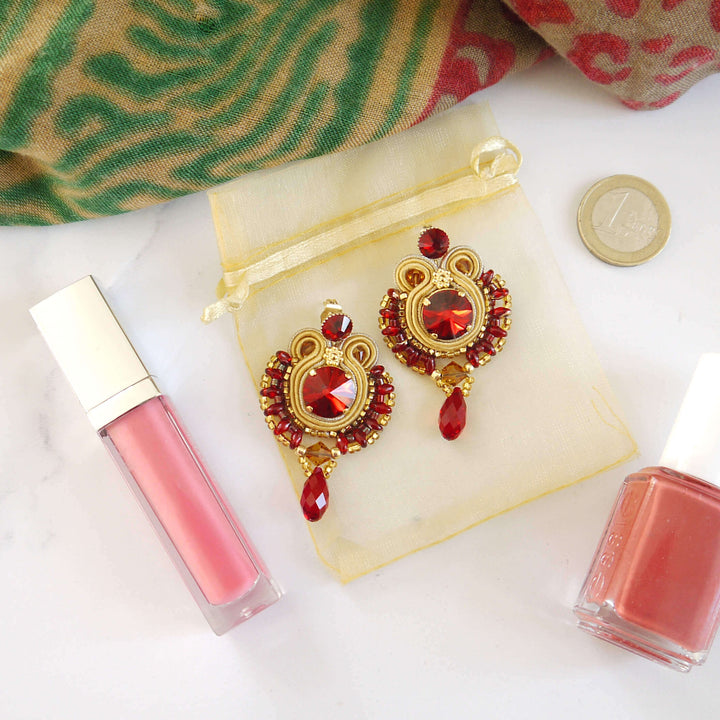 Soutache-Statement-Ohrringe in Rot und Gold mit Kristalltropfen