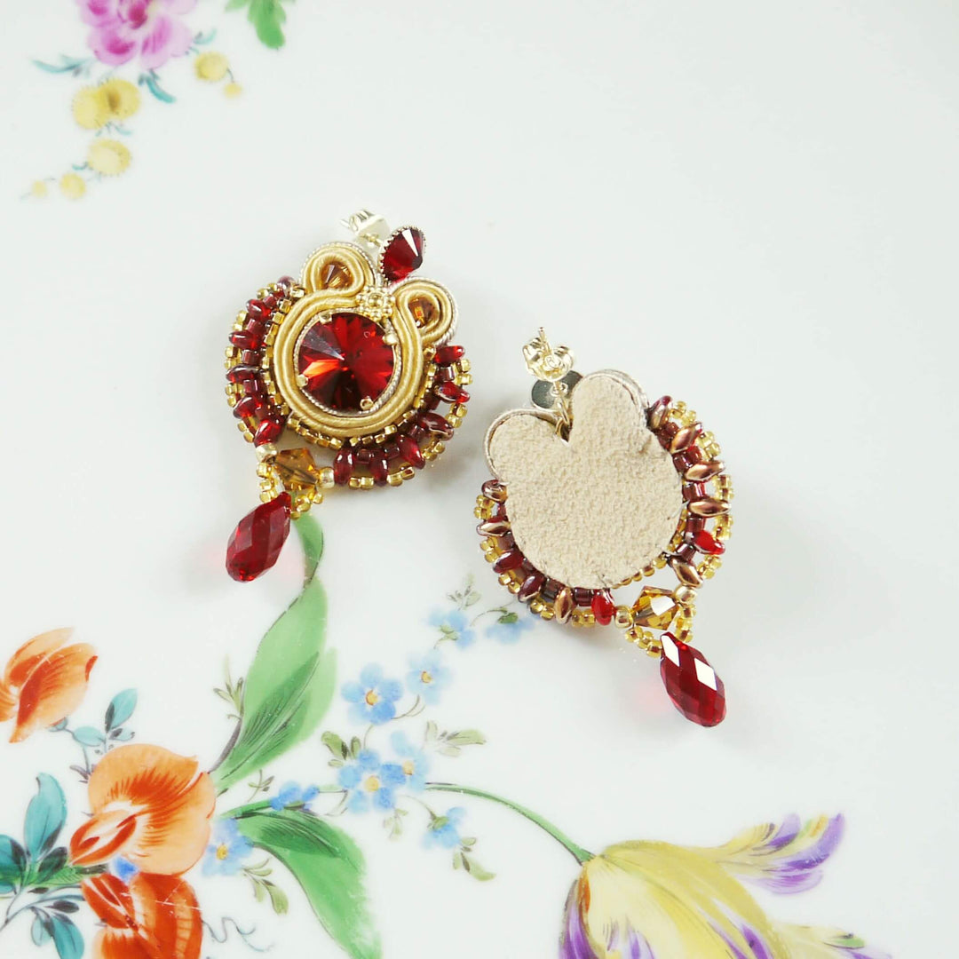 Soutache-Statement-Ohrringe in Rot und Gold mit Kristalltropfen