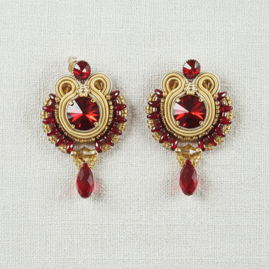 Soutache-Statement-Ohrringe in Rot und Gold mit Kristalltropfen